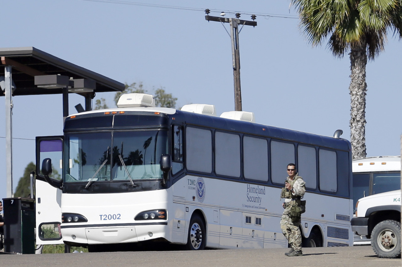 Migrants Buses Turn Back In Face Of Protesters Here And Now