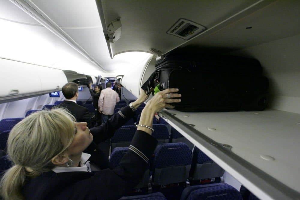 airlines overhead luggage size