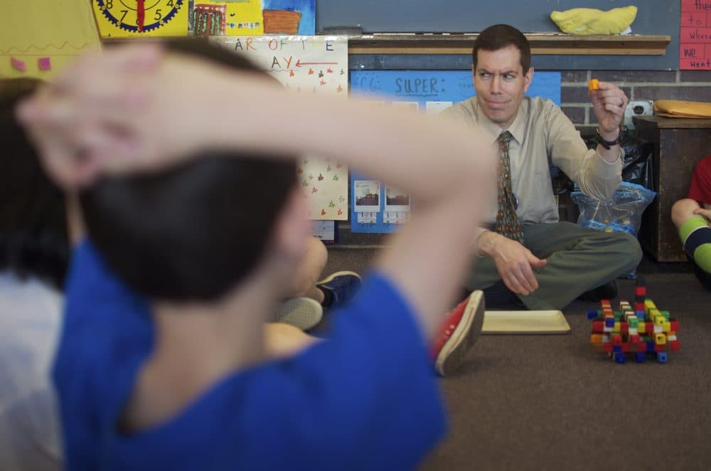 David Weinstein plays a math game with his last class of students. (Sharon Brody/WBUR)