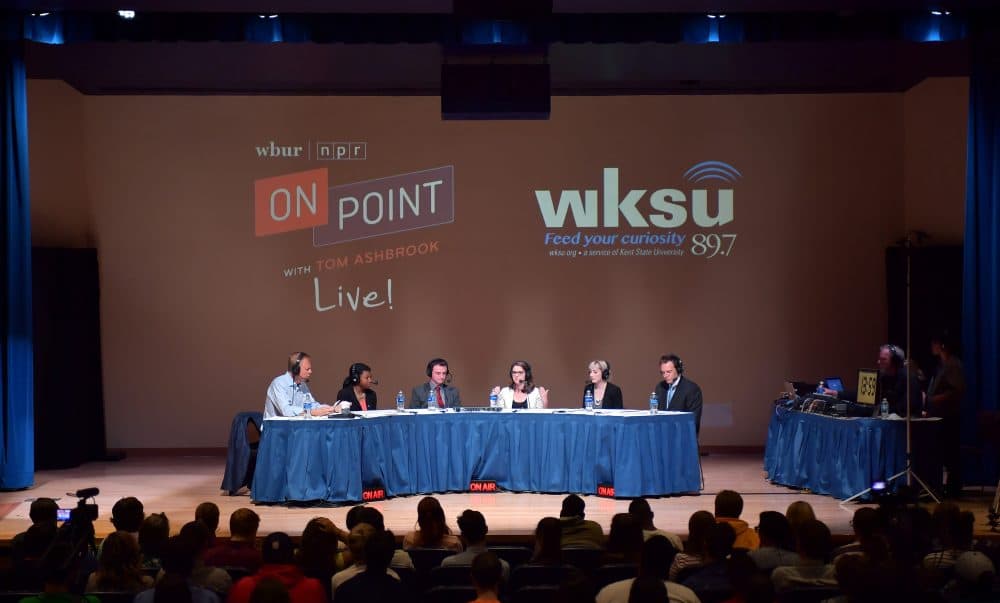 Tom Ashbrook discusses this year's election with students Jimmy Miller, Jennifer Hutchinson, Chynna Baldwin, Hana Barkowitz and Michael Ensley. (Courtesy Jeff Glidden/Kent State University)