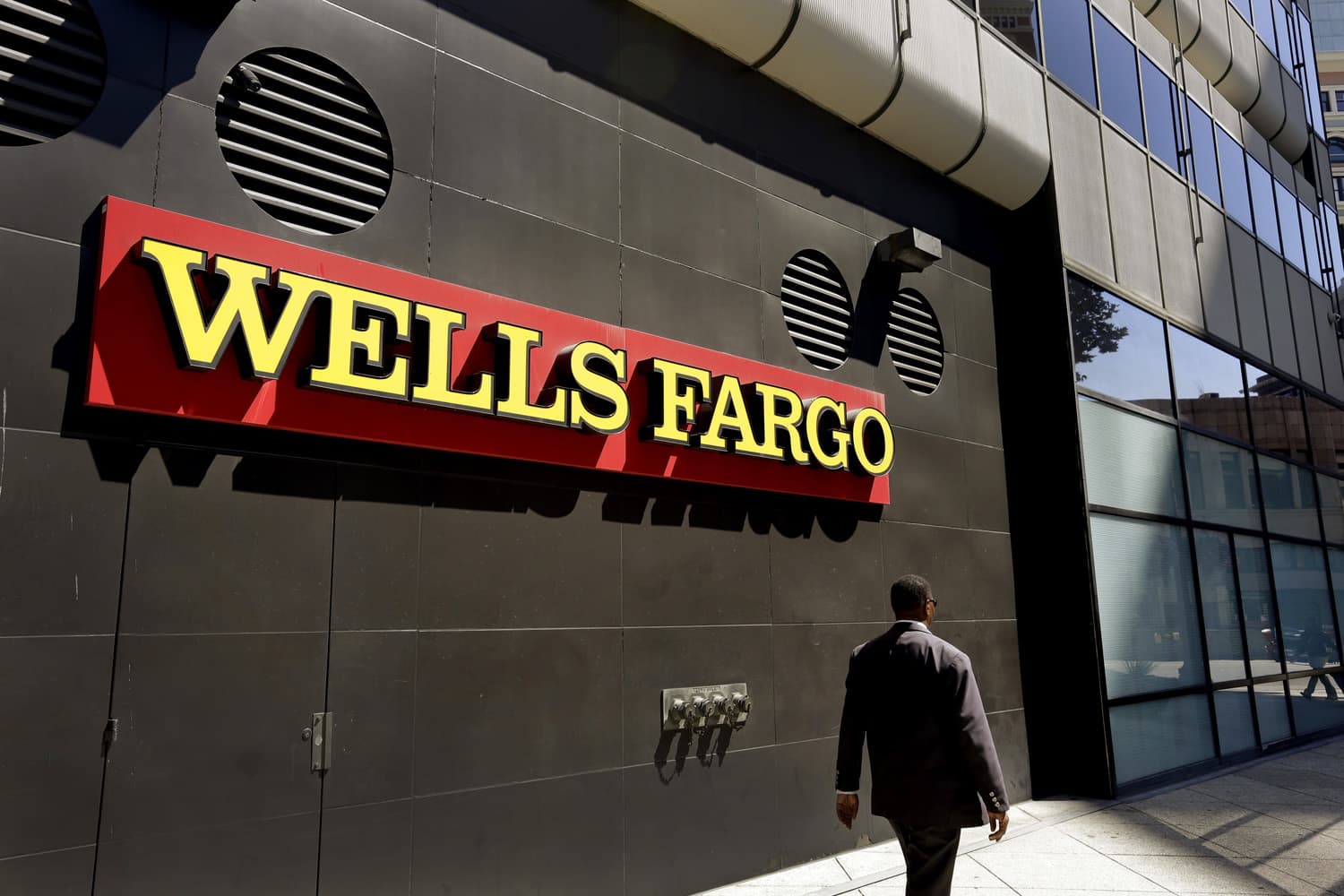 wells-fargo-ceo-answers-questions-about-unauthorized-accounts-in-senate