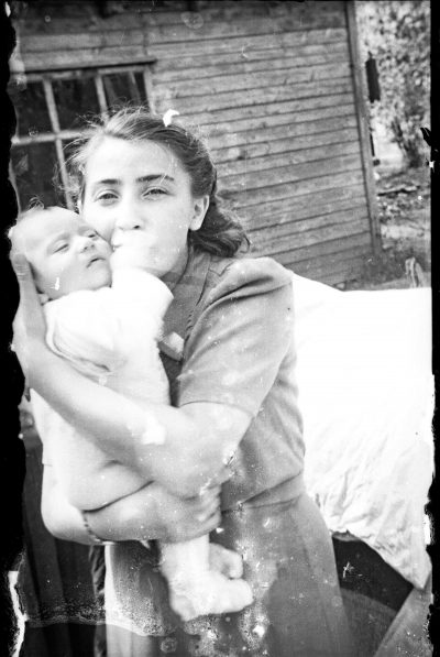 Henryk Ross photo a Lodz Ghetto Jewish policeman’s family: mother with infant, c. 1940-1942. (Courtesy, Museum of Fine Arts, Boston)