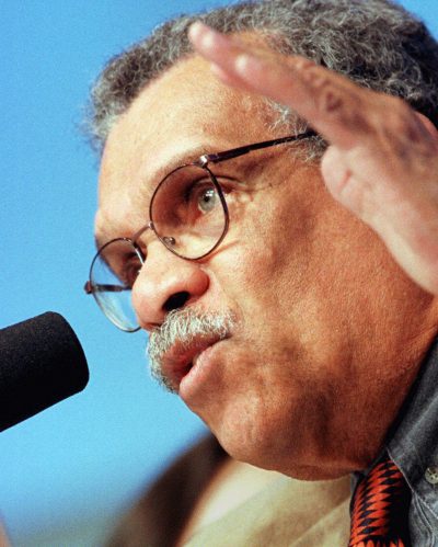 Nobel Laureate Derek Walcott speaks to writers at the John F. Kennedy Library in Boston in 1999. (Steven Senne/AP)