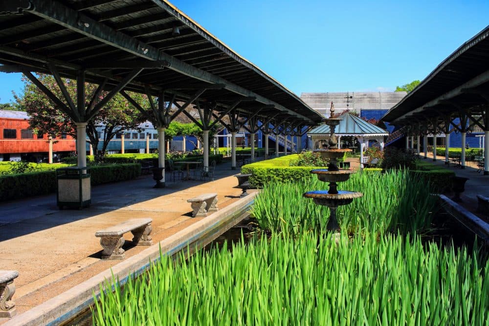 The grounds of the Chattanooga Choo Choo Hotel, in the city's former terminal station. (Pilot MKN/Flickr)