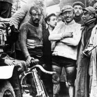 Encrusted with dirt, Maurice Garin smiles at a stage finish. Rival Léon Georget (left) appears completely spent. (Spaarnestad Photo)