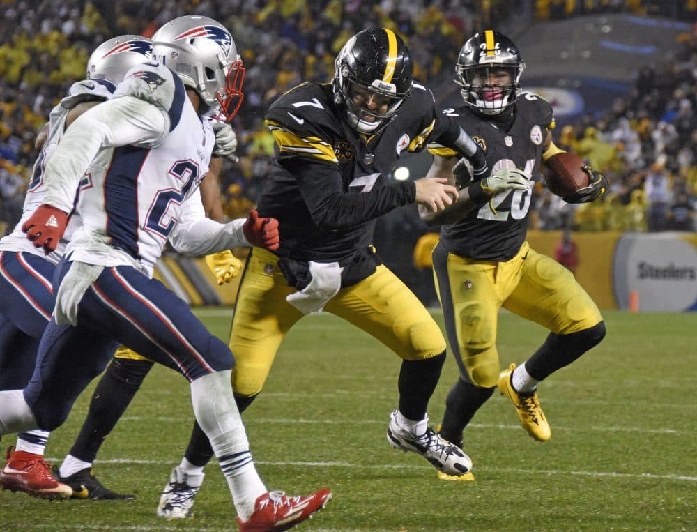 Pittsburgh Steelers quarterback Ben Roethlisberger (7) blocks for running back Le'Veon Bell (26) during Sunday's game. (Don Wright/AP)