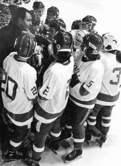 Cornell Coach Bill Duthie meeting with his players. (Courtesy Cornell Athletic Communication)