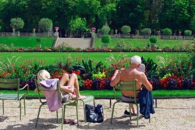 A couple relaxes at Le Jardin du Luxembourg, Paris, France. (Marie-Sophie Tékian/Unsplash)