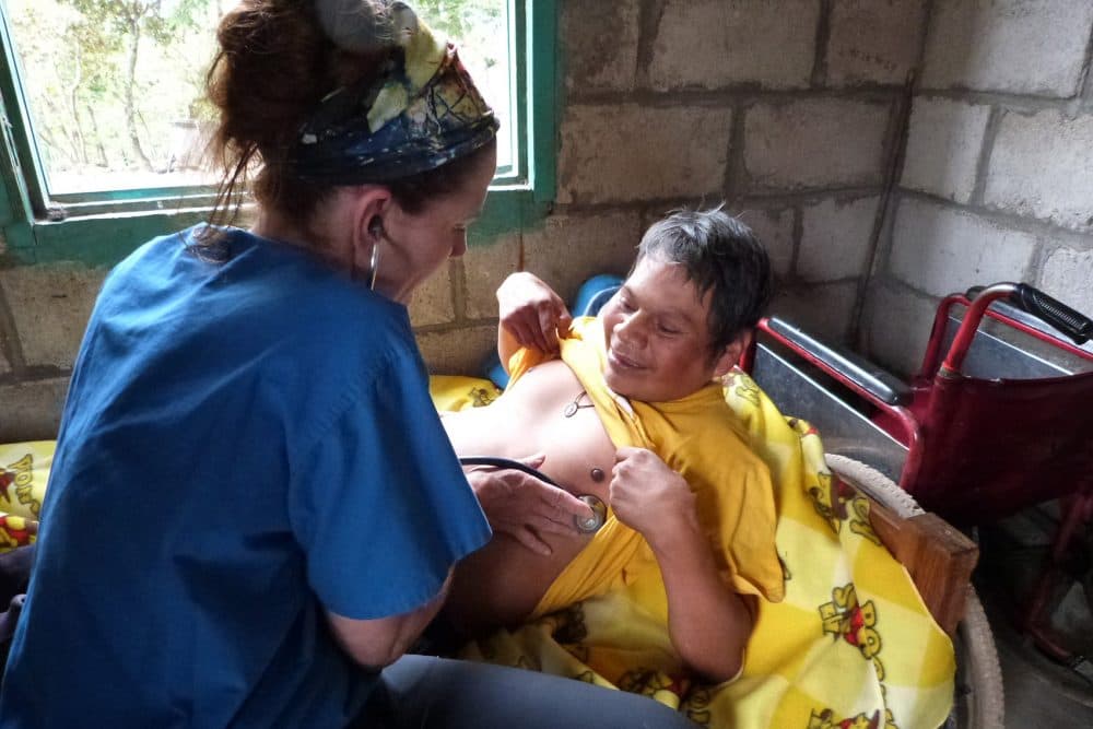 Dr. Cindy McNamara examines Reynaldo Lopez. (Karyn Miller-Medzon/Here & Now)