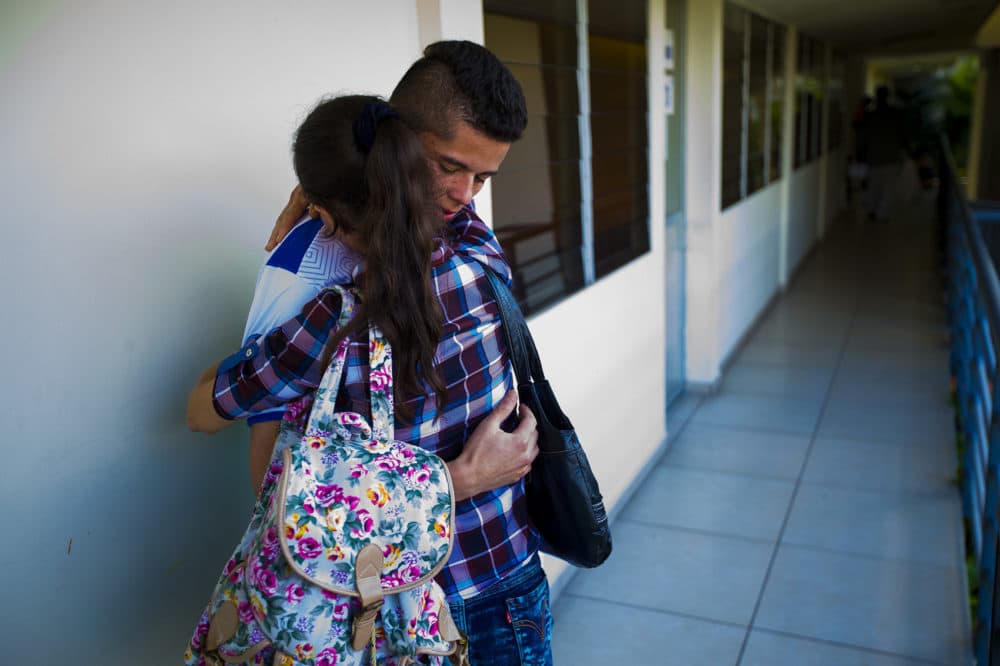 Un hombre de 21 años deportado de Boston se reencuentra con su madre en La Chacra. (Jesse Costa/WBUR)