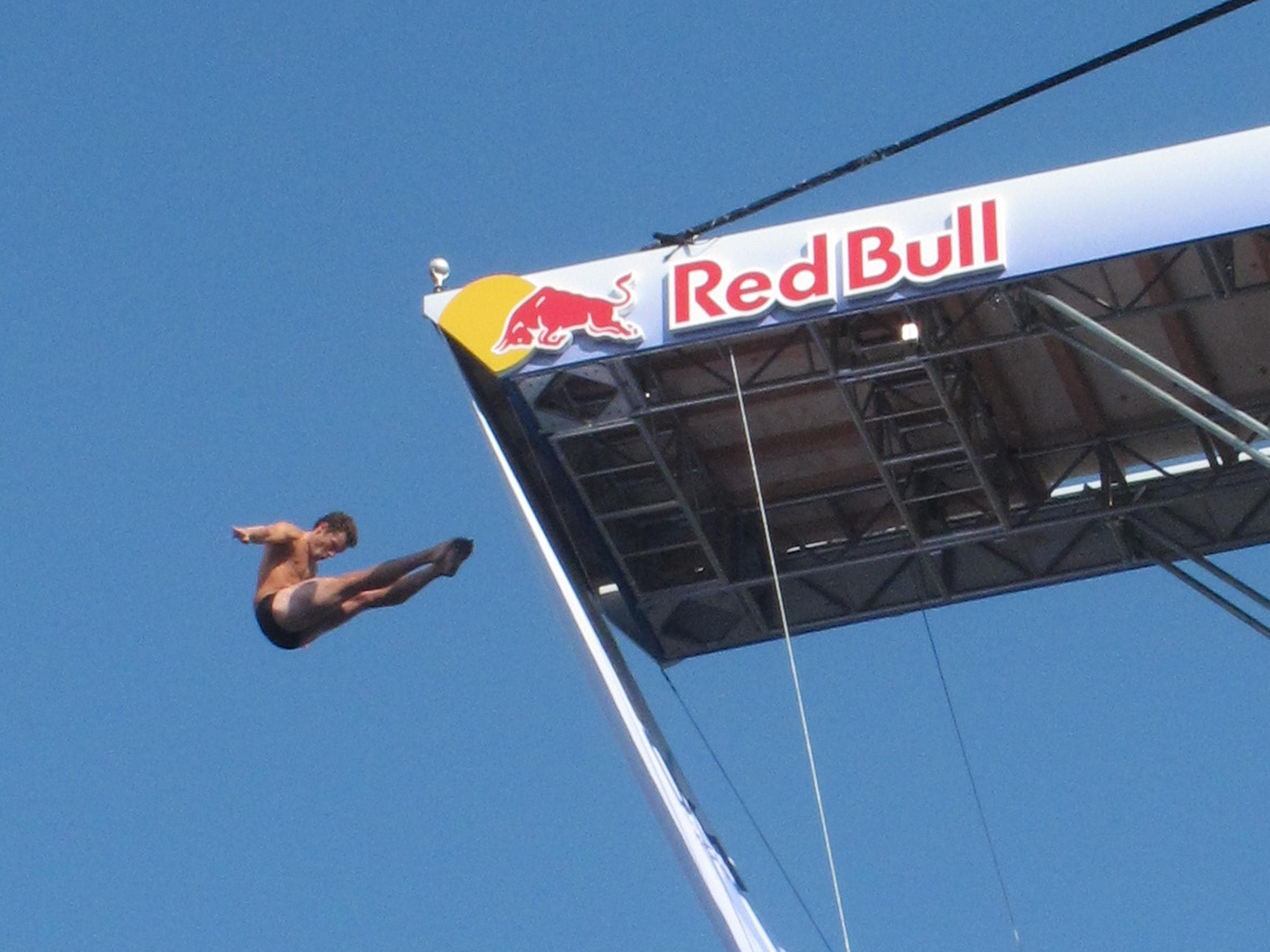 red-bull-divers-tackle-an-urban-monster-only-a-game