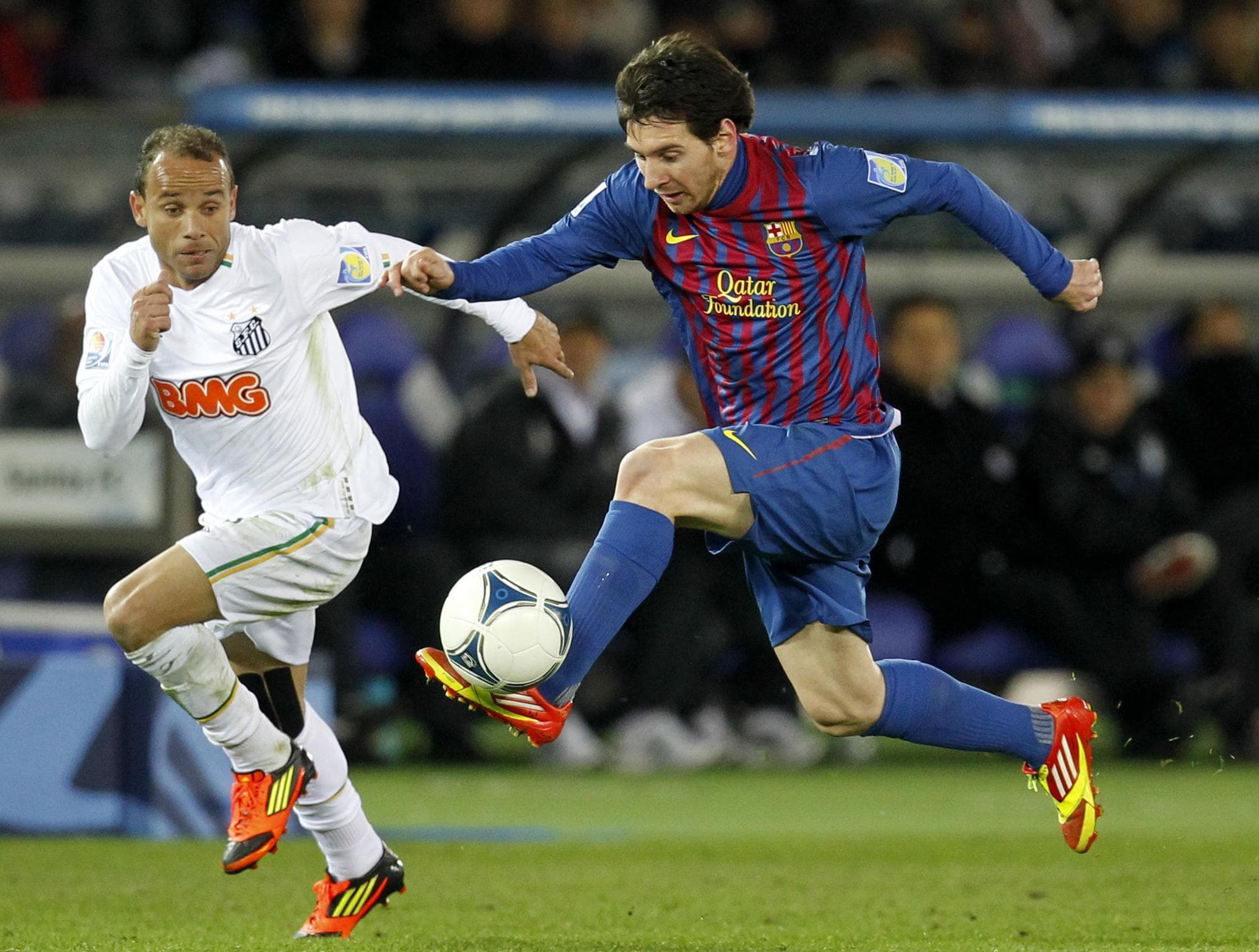 Нападающий игрок в командных играх с мячом. Месси Барселона штрафной. Фото футболистов. Нападающий в футболе.
