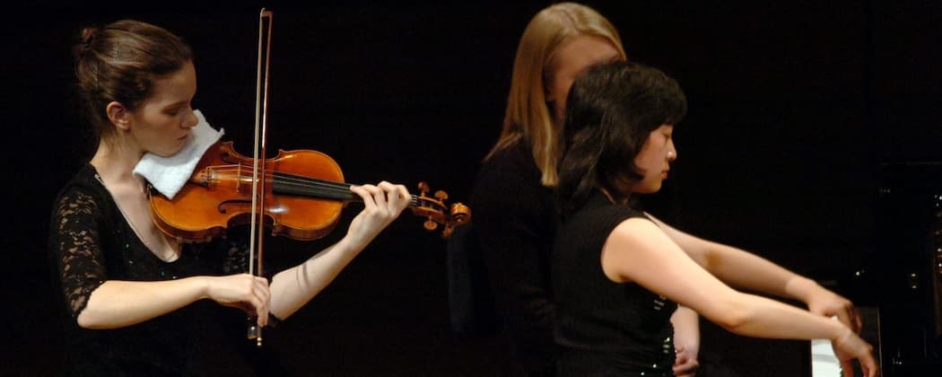 Hilary Hahn and Natalie Zhu in a 2005 concert. (Photo courtesy of AP//Keystone/Sigi Tischler)