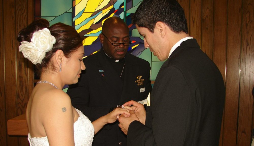 Senior Chaplain D.D. Hayes of the Dallas-Fort Worth International Airport's interfaith chaplaincy performs a wedding ceremony. (dfwairportchapel.org)