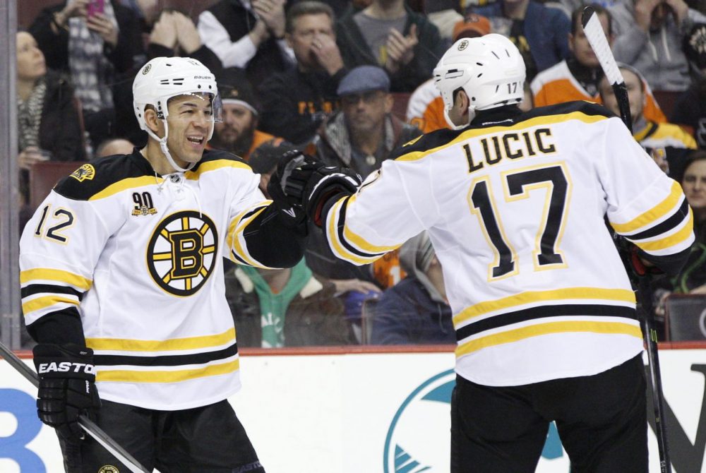 Boston Bruins' Jarome Iginla, left, celebrates his goal with Milan Lucic, right, in the first period. (Chris Szagola/AP)
