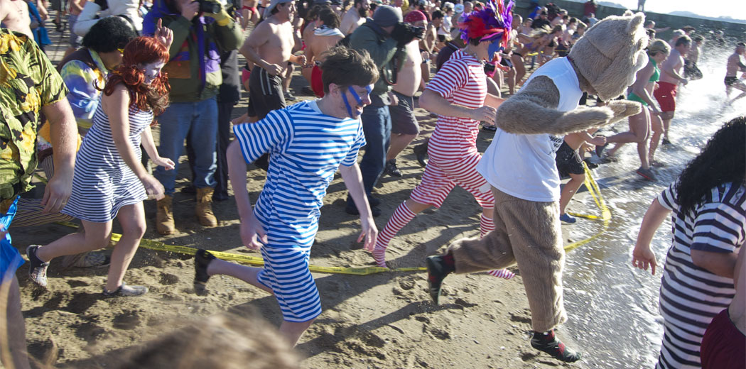 L Street Brownies' dash into the frigid Atlantic Ocean. (Greg Cook)