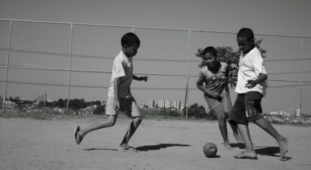 Garry Emmons: "Big-time soccer must evolve in order to get back to its beautiful roots." Pictured: The beautiful game, <em>o jogo bonito</em>, played in Favela do Jardim Jaqueline, São Paulo, Brazil. (cassimano/flickr)
