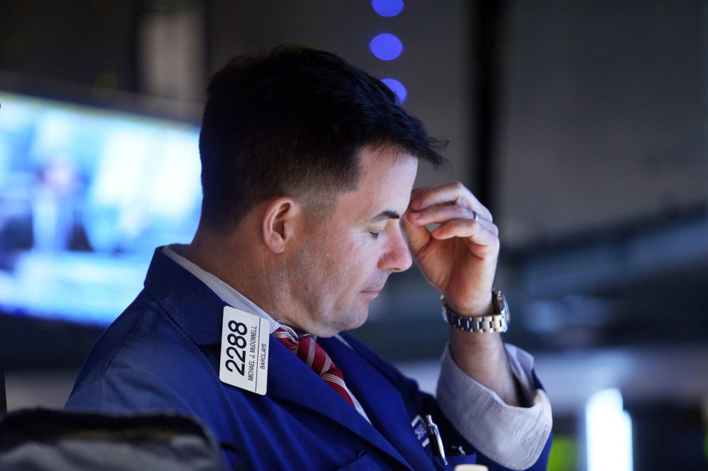 Traders work on the floor of the New York Stock Exchange (NYSE) on September 25, 2014 in New York City. US stocks saw their biggest downturn since July. (Spencer Platt/Getty Images)