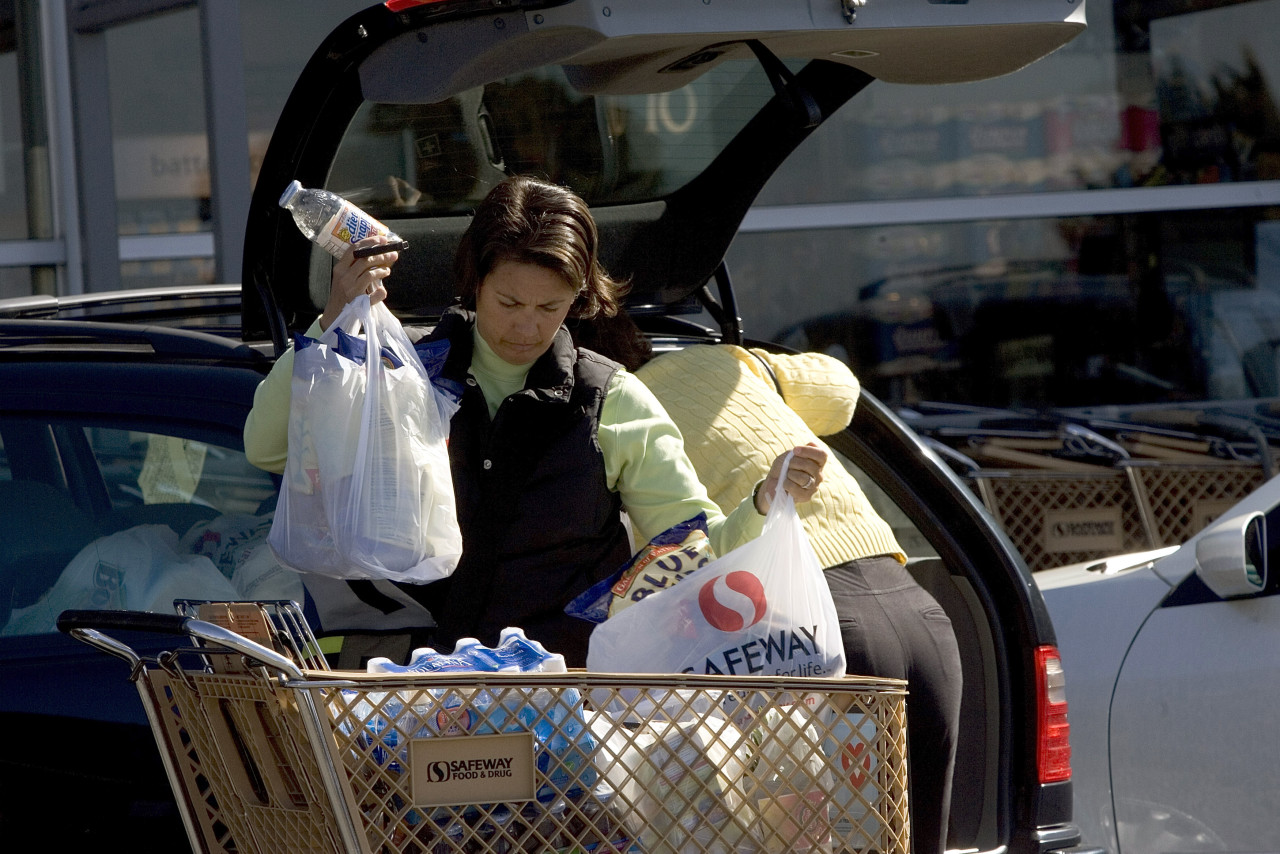 california-plastic-bag-ban-iucn-water