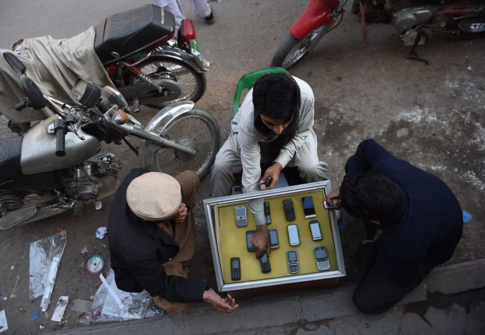 Pakistanis must get fingerprinted to use cellphones here now