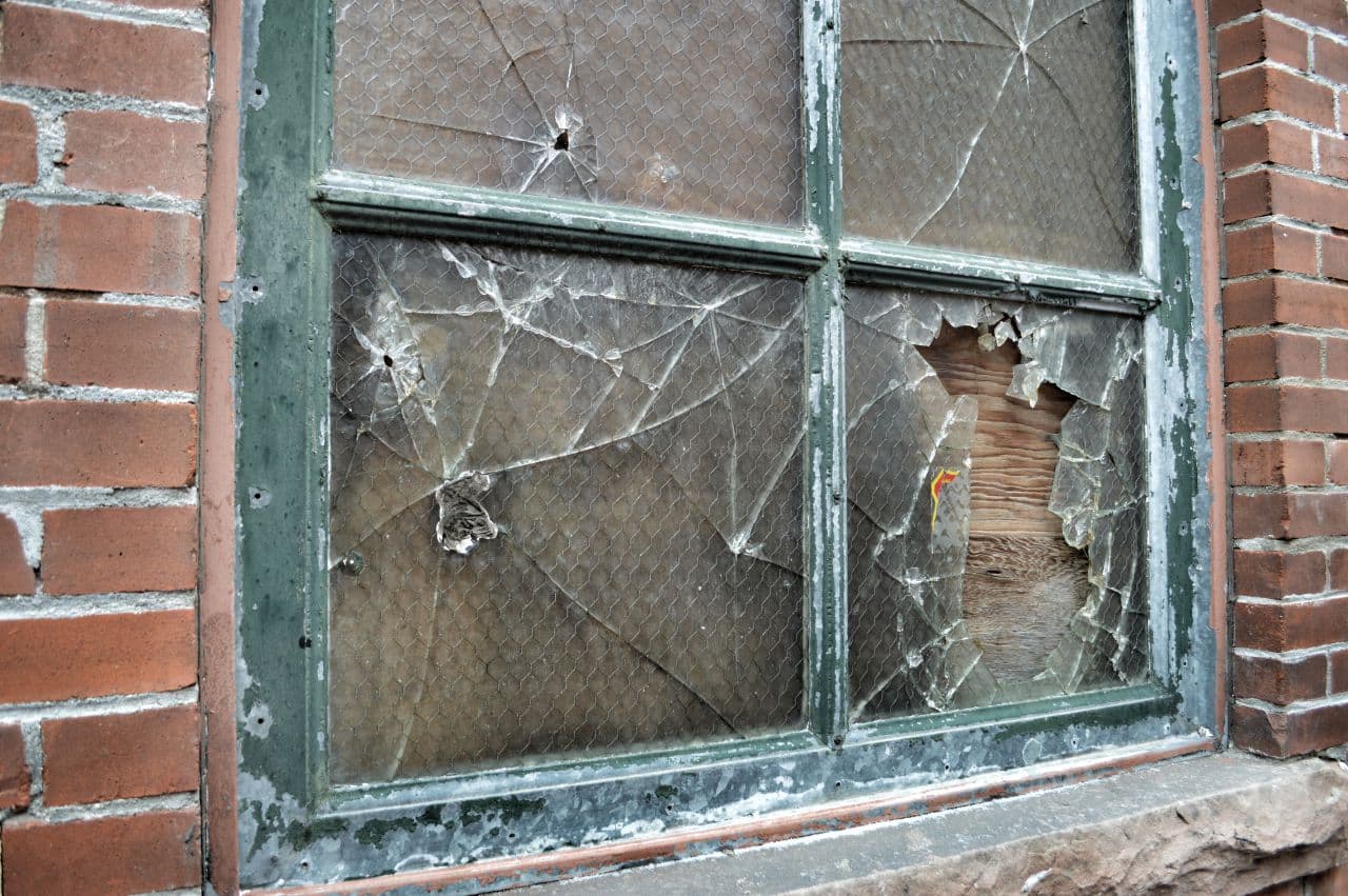 Has broken the window. Разбитое окно. Broken Windows Theory. Real Window Break pictures. Broken dom.