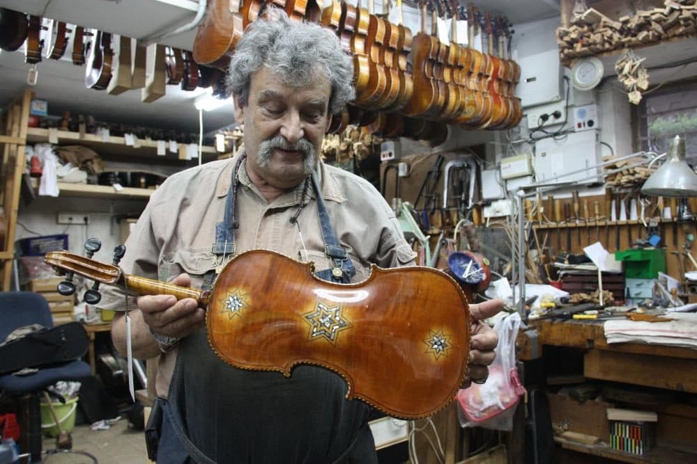 Amnon Weinstein in his Tel Aviv shop (Debra Yasinow via WCPN)