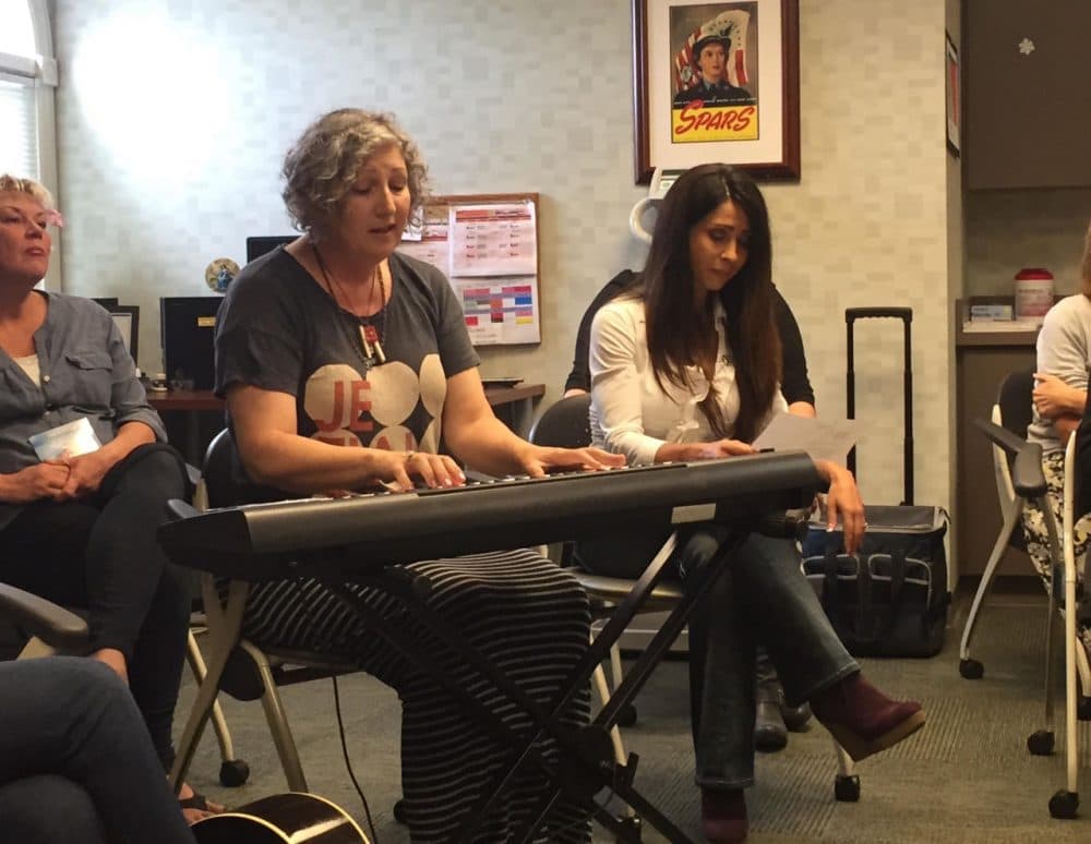 Nashville songwriter Marie McGilvray accompanies Marine veteran Ann Hubbard. (Emily Siner/WPLN)