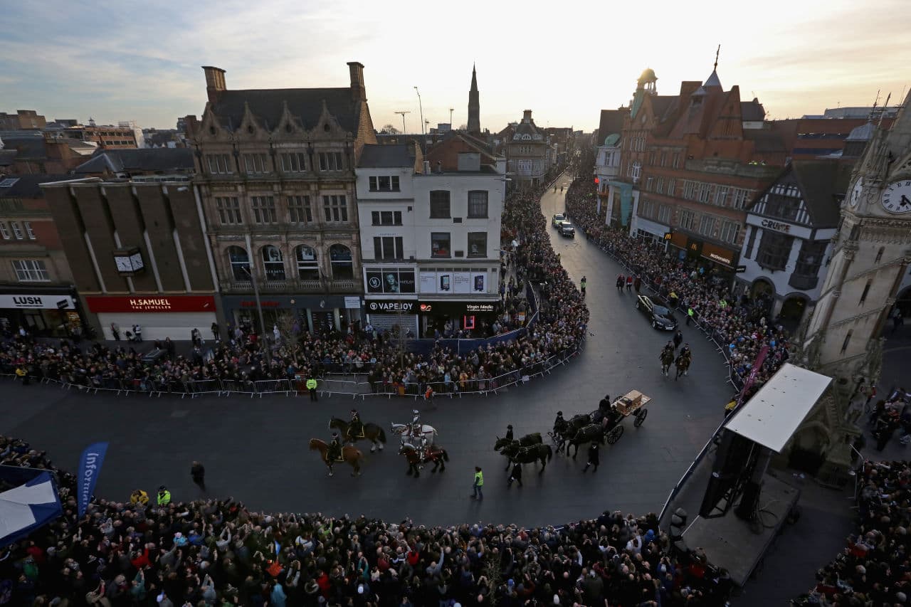 Crowds lined the streets to watch King Richard III's procession on its way to Leicester Cathedral on March 22, 2015. (Christopher Furlong/Getty Images)