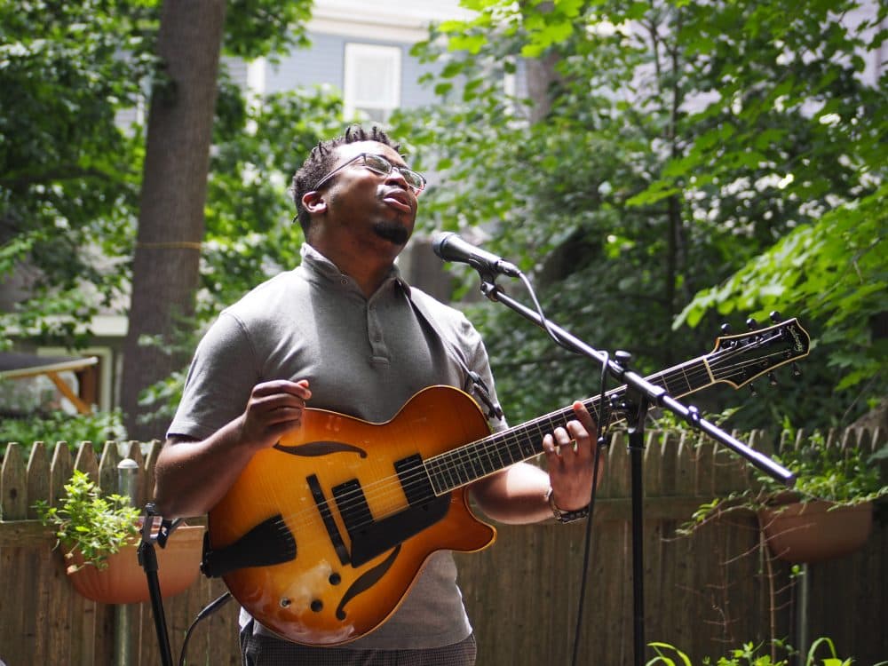  Albino Mbie cântând la JP ' s Porchfest. (Curtoazie Dominic brusture)