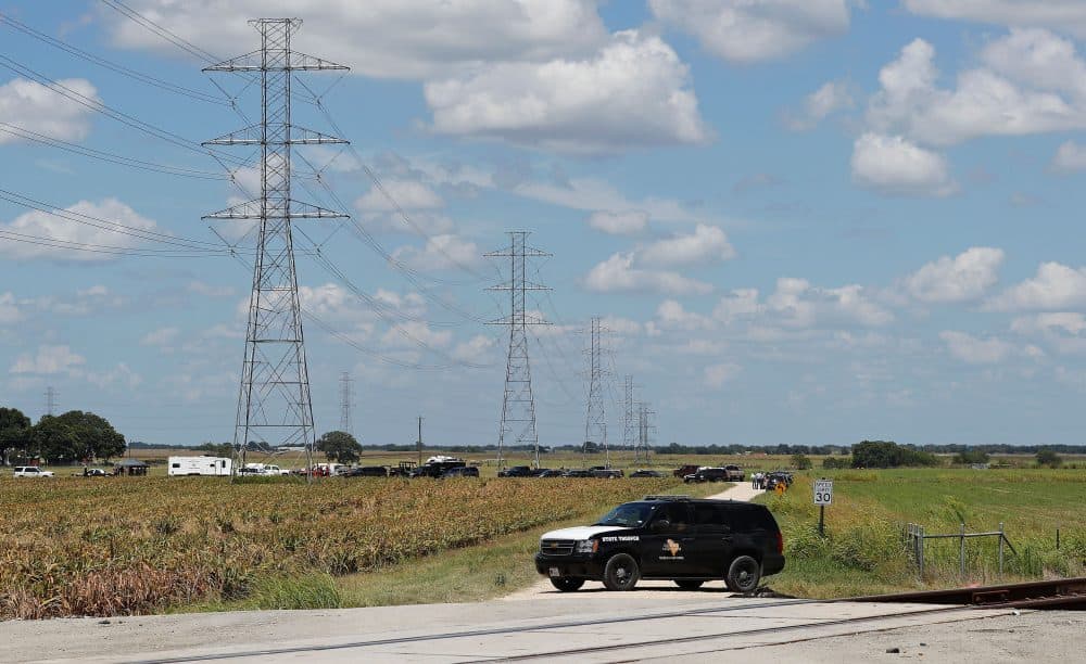 Authorities investigate the site of a hot air balloon accident in Maxwell, Texas on July 30, 2016. (Aaron M. Sprecher/AFP/Getty Images)