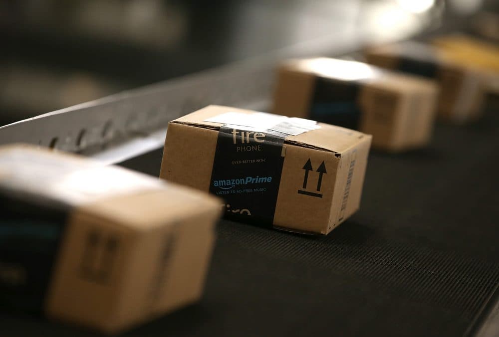 Boxes move along a conveyor belt at an Amazon fulfillment center on Jan. 20, 2015 in Tracy, California. (Justin Sullivan/Getty Images)