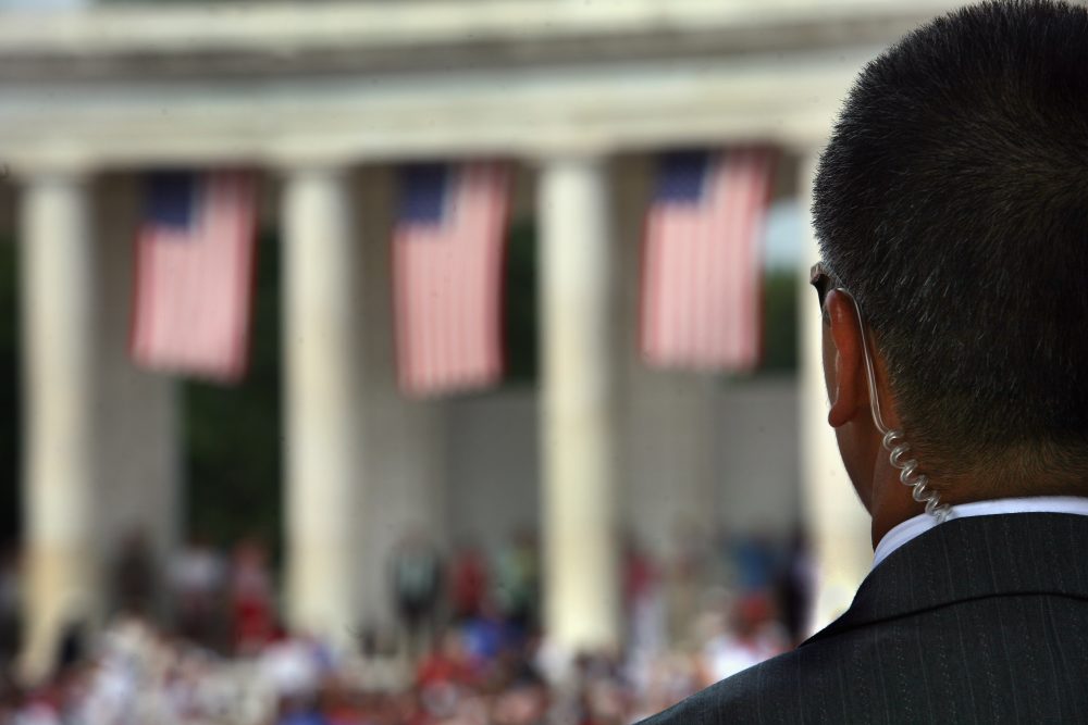 A Secret Service agent scans the crowd at the amphitheater of the Arlington National Cemetery on Memorial Day May 28, 2007 in Arlington, Va. (John Moore/Getty Images)