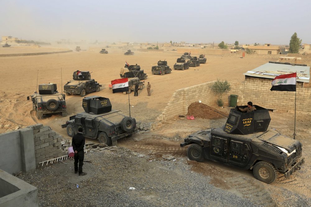 Iraq's elite counterterrorism forces advance toward Islamic State positions in the village of Tob Zawa, about 5 1/2 miles from Mosul, Iraq, Tuesday, Oct. 25, 2016. (Khalid Mohammed/AP)