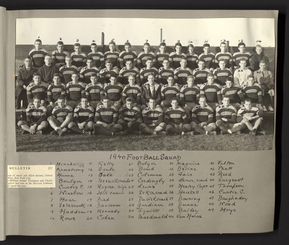 Drużyna futbolowa Harvardu z 1940 roku, w której grał John F. Kennedy. Kennedy ma numer 19, piąty od lewej, w drugim rzędzie od tyłu. (Harvard Archives)