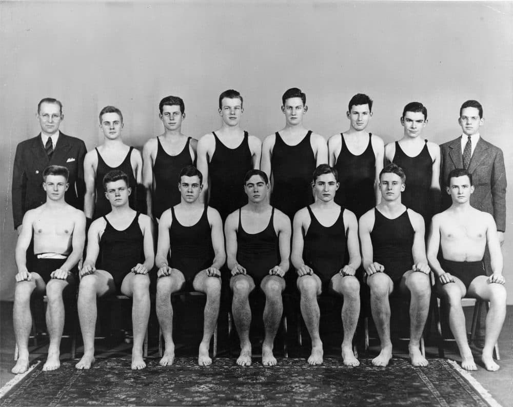 Une photo de l'équipe de natation de Harvard datant d'environ 1936. John F. Kennedy est troisième à partir de la gauche au dernier rang. (Bibliothèque présidentielle John F. Kennedy)