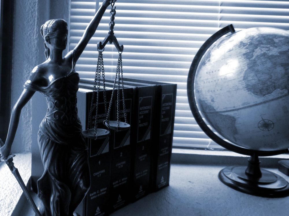 A cop calling at midnight to ask about dubiously removing evidence from the home of someone just arrested, writes Dylan Hayre, is the kind of moment that gives prosecutors tremendous power. (Pixabay)