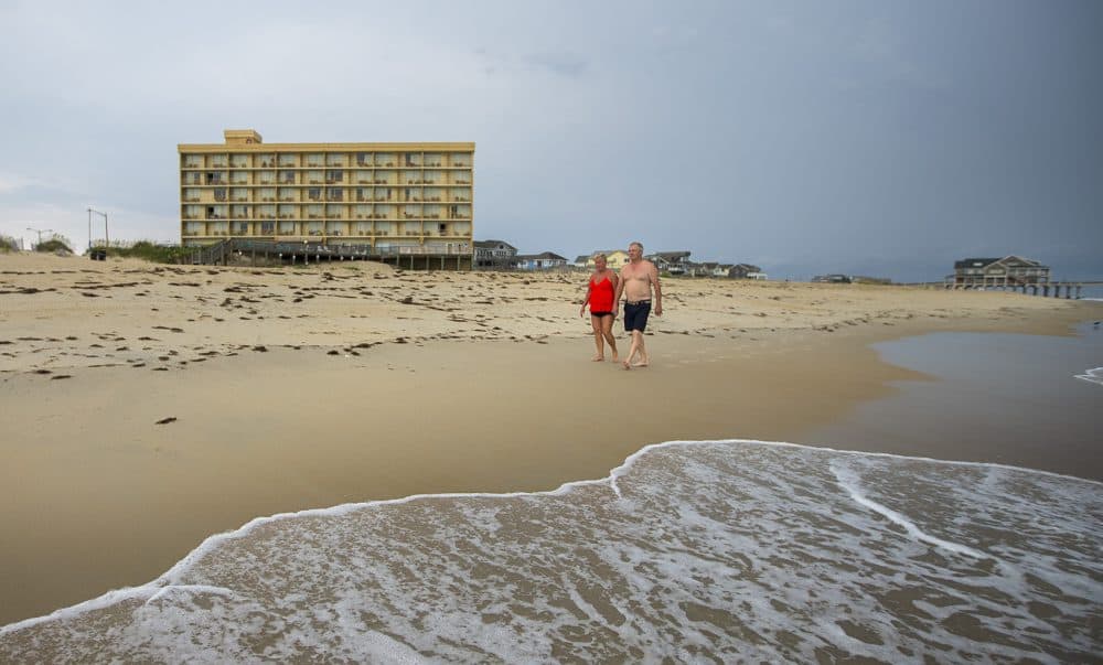 Orrin Pilkey z Duke University, mówi, że ten siedmiopiętrowy Comfort Inn, zbudowany na plaży Nags Head, jest "przyszłą katastrofą. Nadejdzie czas, kiedy będzie to dobra Rafa rybacka na morzu."(Jesse Costa/WBUR)