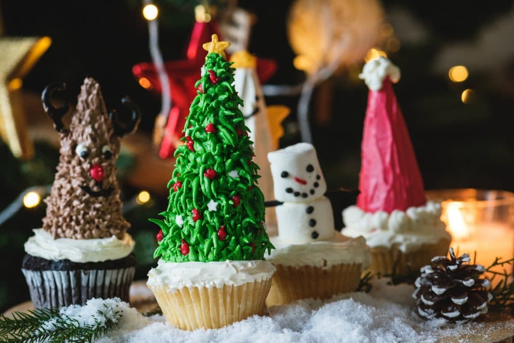 Christmas-themed cupcakes.
(rawpixel.com/Unsplash)