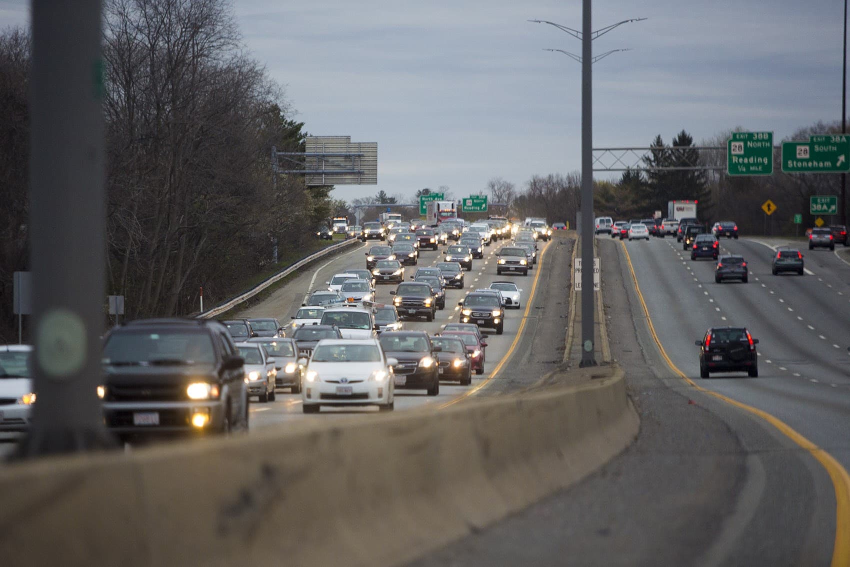 Traffic congestion on southbound on Massachusetts Interstate 95 during a morning commute. (Jesse Costa/WBUR)