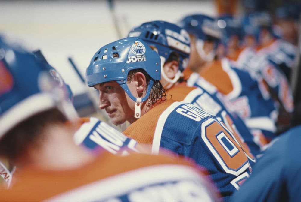 Wayne Gretzky has 894 career goals. One day at the Hockey Hall of Fame,
though, he needed a little help scoring the puck.
(Mike Powell/Allsport/Getty Images)