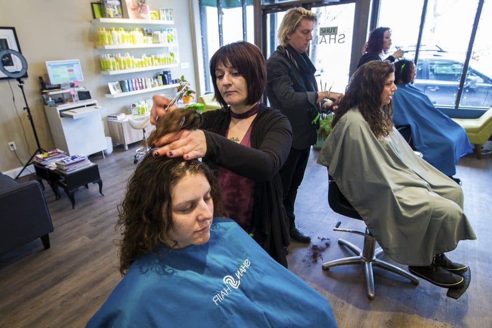 Frisör Antonella Deluca arbetar på Margaret O ' Connors hår på Shan Hair i Brookline. (Jesse Costa/WBUR)'Connor's hair at Shan Hair in Brookline. (Jesse Costa/WBUR)