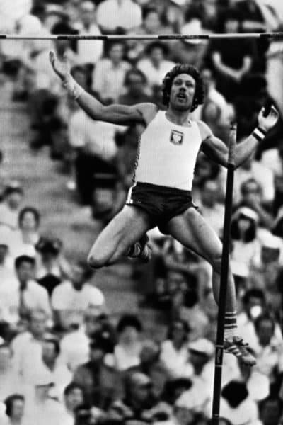 Kozakiewicz completes his record-setting vault. (AP)
