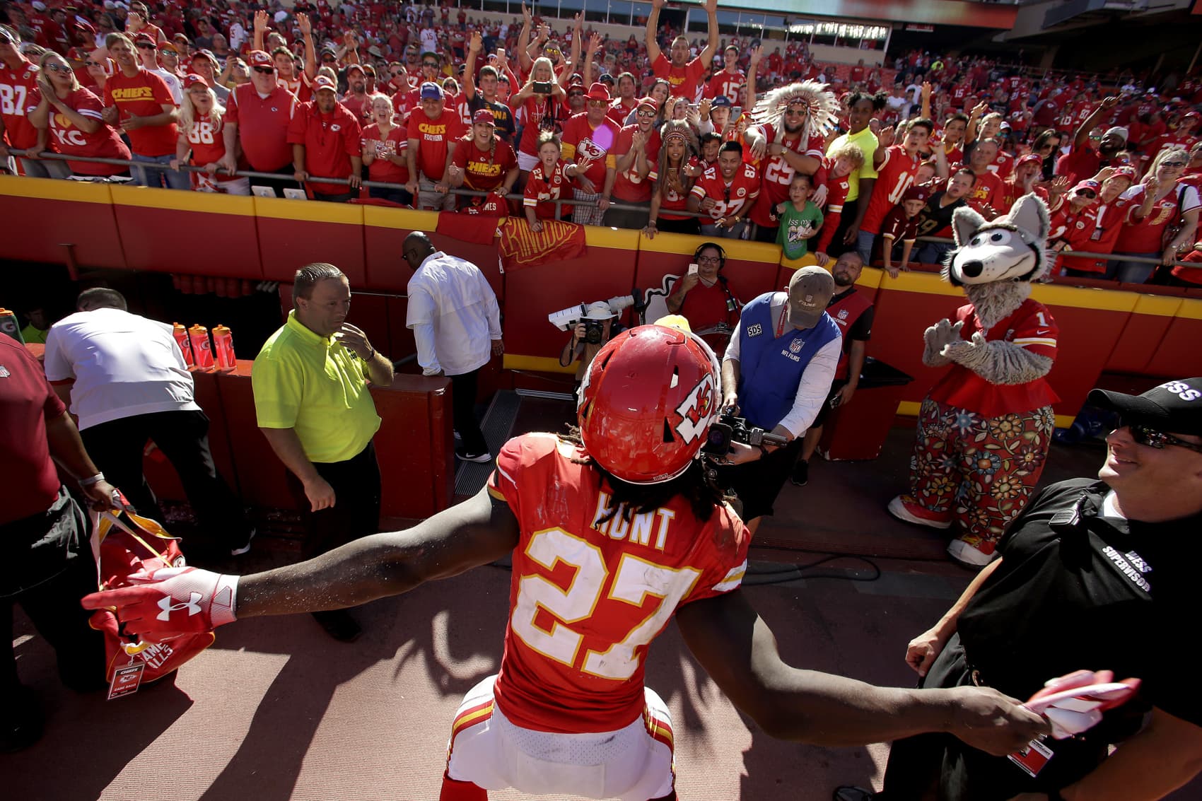 Nfls Domestic Violence Problem Returns With Kareem Hunt