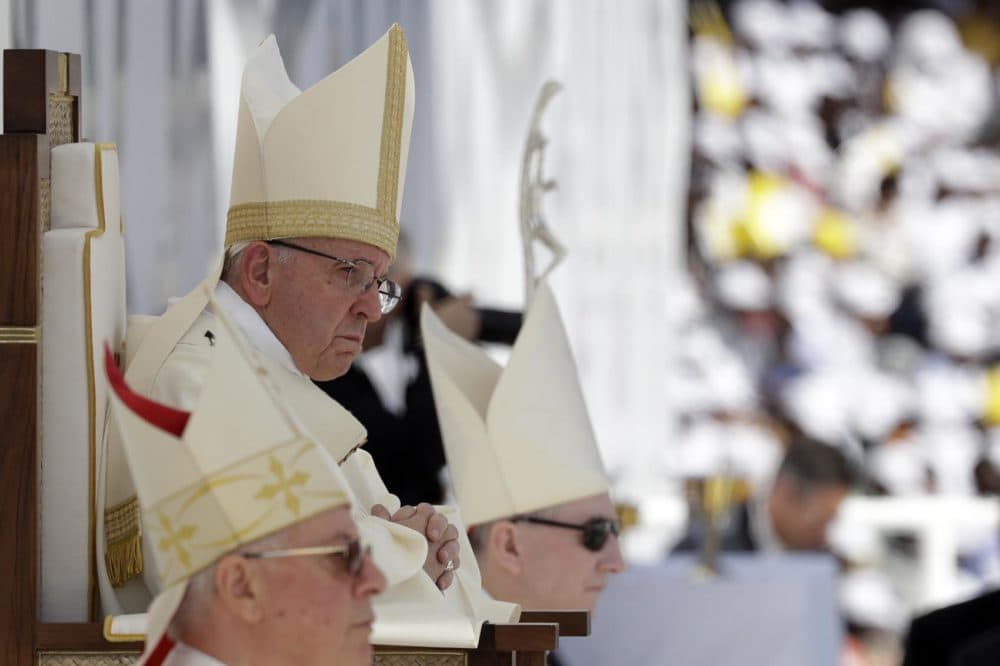 El Papa Francisco se sienta frente al altar mientras celebra una misa en el Sheikh Zayed Sports City Stadium en Abu Dhabi, Emiratos Árabes Unidos, el martes 5 de febrero de 2019. (Andrew Medichini / AP)