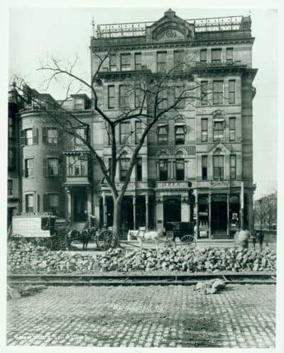 The Hotel Alexandra in 1899, during the construction of the elevated Orange Line tracks. (Courtesy Historic New England)