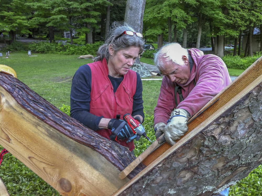 Laura and Rick Brown work on "The Housatonic at Stockbridge" on the grounds of Chesterwood in 2013. (Courtesy Cary Wolinsky/Trillium Studios)