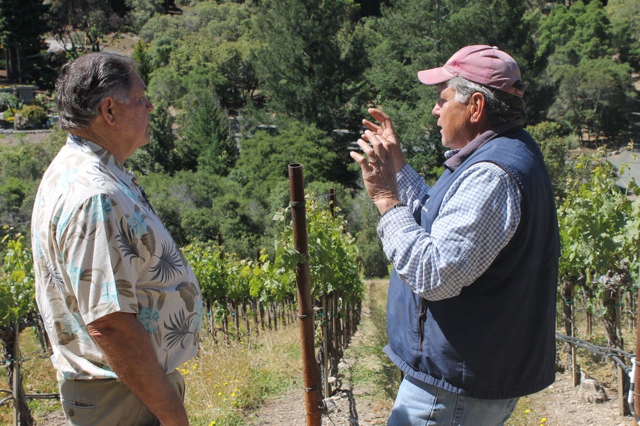 Tom Seaver discussing viticulture with Ron Swoboda. (Courtesy Erik Sherman)