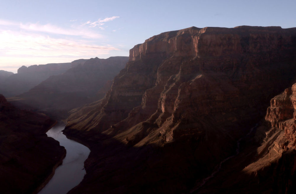 Le fleuve Colorado serpente le long du bord ouest du Grand Canyon dans la réserve Havasupai le 10 janvier 2019. (Justin Sullivan/Getty Images)