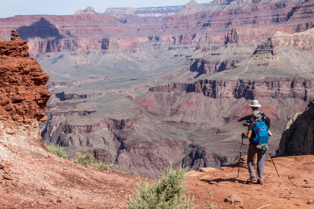 Gli escursionisti camminano sul bordo delle scogliere del Grand Canyon il 15 maggio 2019. (Foto di Sébastien Duval/AFP/Getty Images)