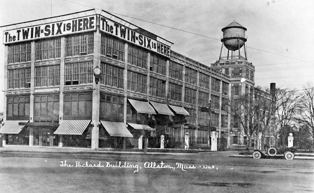 Questa foto (circa 1910-1916) mostra la concessionaria Packard al Packard Building su Commonwealth Avenue al Packardâs Corner. L'edificio, costruito nel 1910, è ora usato come residenza e vendita al dettaglio.